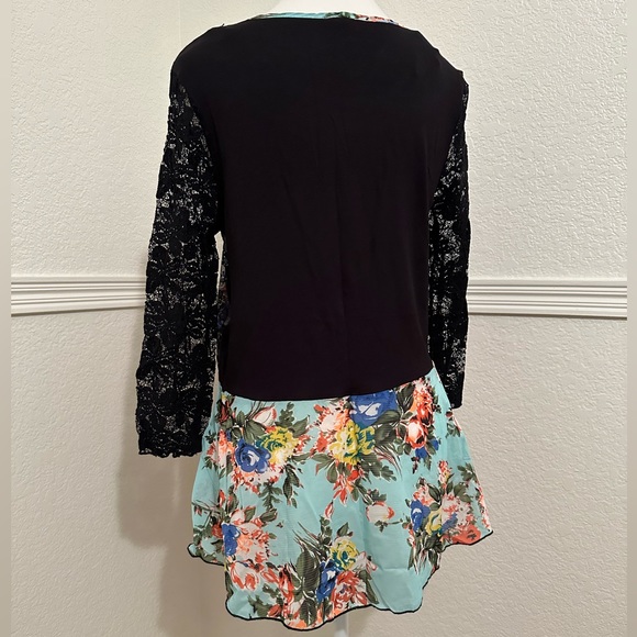 Gimmicks by BKE Blue Floral Black Lace Tunic Top Size: M - Picture 4 of 5